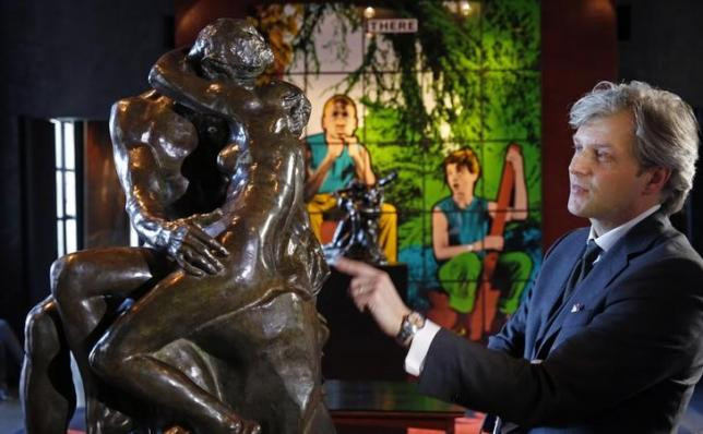 Μικρογραφία του διάσημου γλυπτού «Το Φιλί» του Ροντέν πωλήθηκε 2,2 εκατ. ευρώ