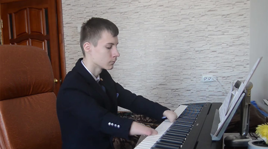 To 15χρονο αγόρι που παίζει πιάνο χωρίς χέρια [ΒΙΝΤΕΟ]