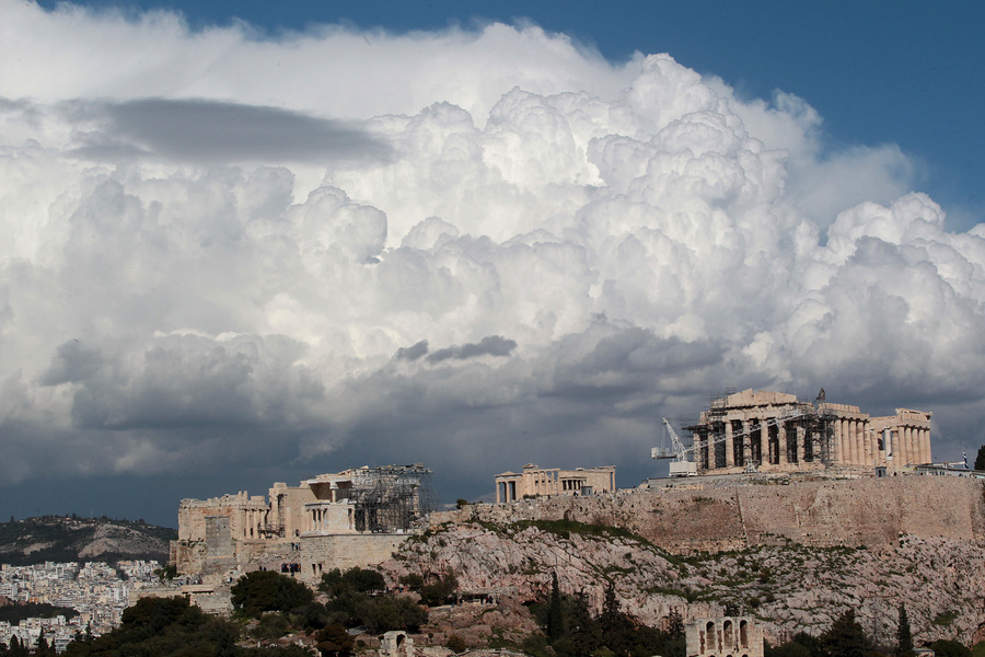 Συννεφιές και… τοπικές βροχές