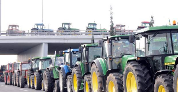 Αγρότες μπλόκαραν τον δρόμο που οδηγεί στο αεροδρόμιο «Μακεδονία»
