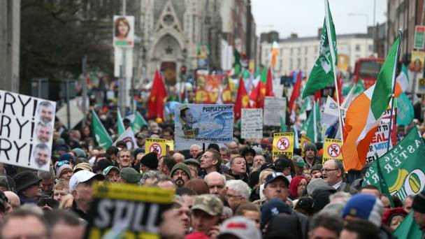 Στους δρόμους οι Ιρλανδοί κατά των μέτρων λιτότητας λίγο πριν τις εκλογές