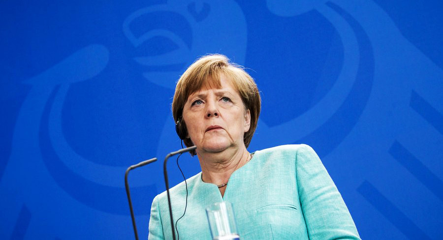 Η Μέρκελ καταδικάζει τις επιθέσεις κατά προσφύγων και «μαζεύει» τις δηλώσεις του υπ. Εσωτερικών της
