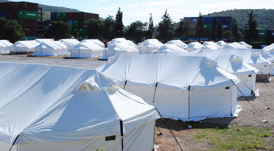 Άνοιξε τις πύλες του το κέντρο μετεγκατάστασης προσφύγων στο Σχιστό