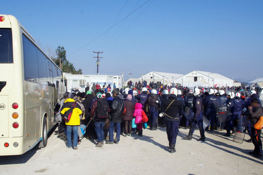 Επιχείρηση εκκένωσης στην Ειδομένη – Στην Αθήνα οι πρόσφυγες