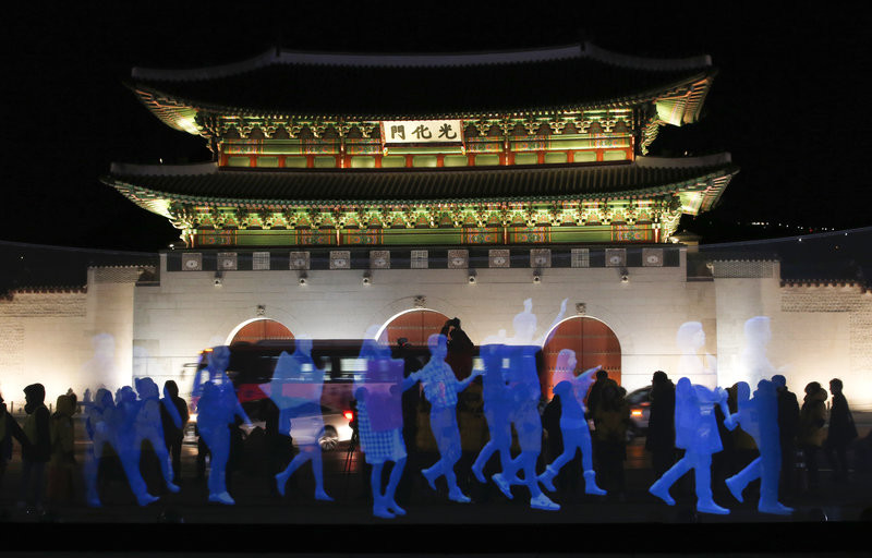 «Πορεία φαντασμάτων»: Ολογράμματα διαδήλωσαν στη Νότια Κορέα [BINTEO]