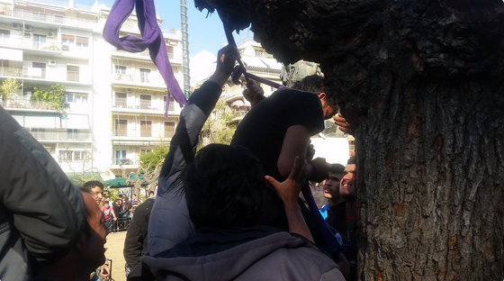 Πρόσφυγες αποπειράθηκαν να κρεμαστούν στην πλατεία Βικτωρίας