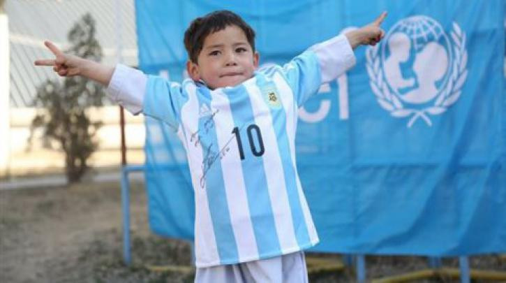 Το δώρο του Μέσι στον 5χρονο Αφγανό με την αυτοσχέδια πλαστική φανέλα του