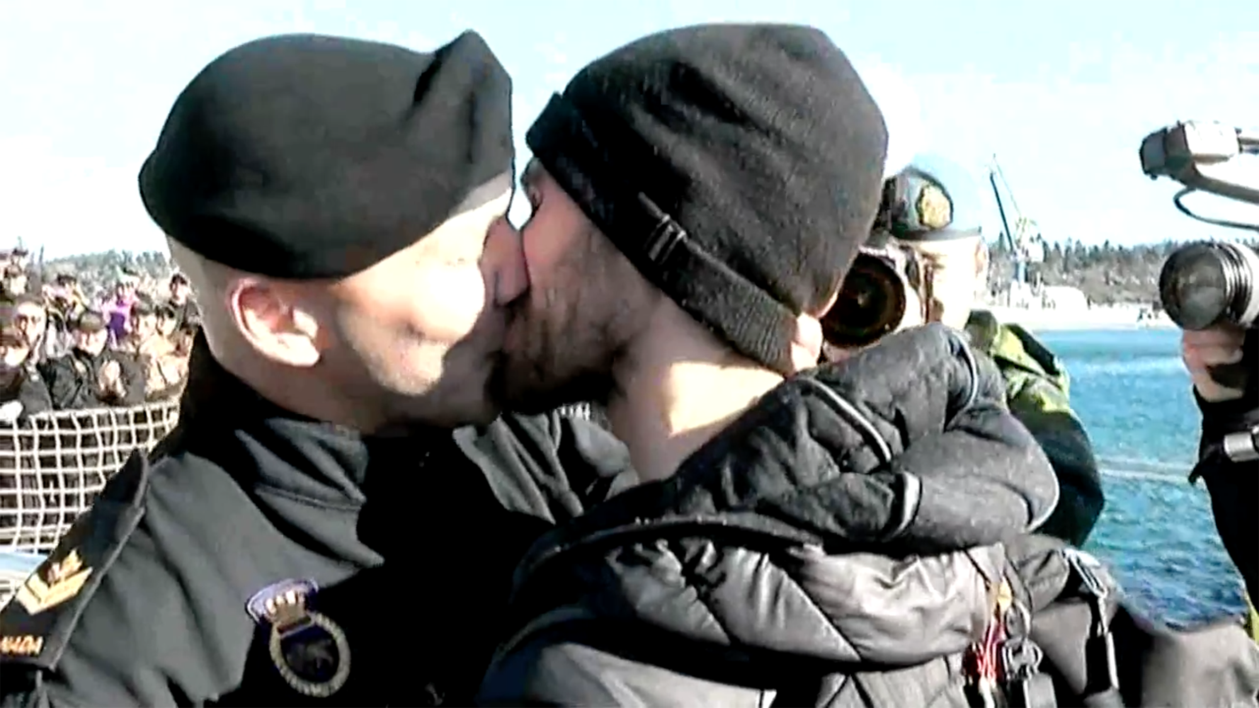 Το πρώτο γκέι φιλί στο καναδικό ναυτικό on camera [ΒΙΝΤΕΟ]