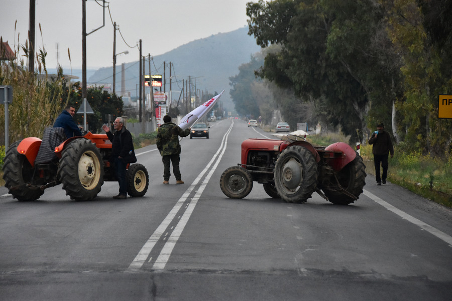 Κυβερνητική ρύθμιση ώστε να μη διωχθούν ποινικά οι αγρότες για τα μπλόκα