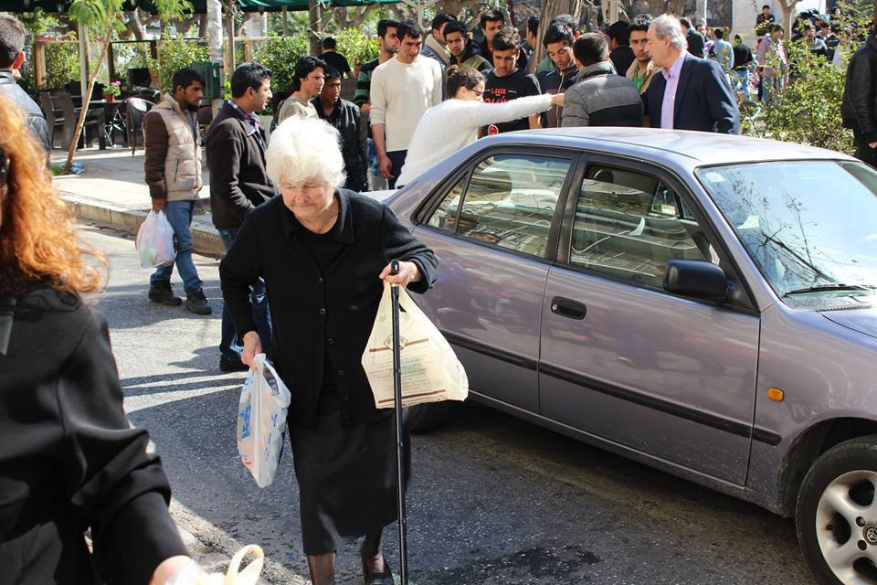 Μια 92χρονη διδάσκει αλληλεγγύη: Αυτή την Ελλάδα δεν την αλλάζω με τίποτα…