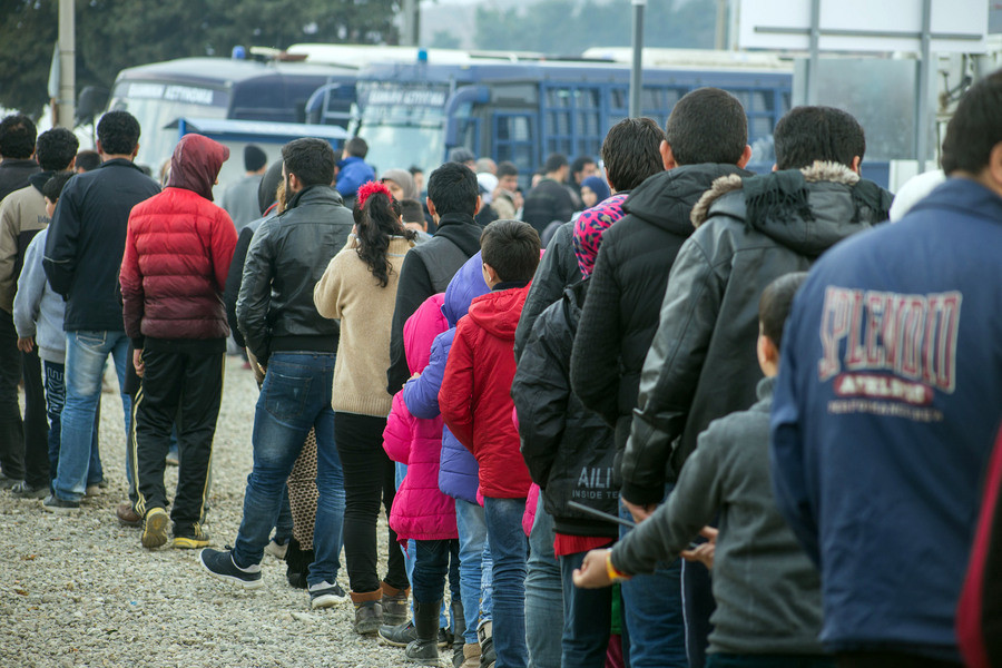 Στην αναμονή 7.000 πρόσφυγες στην Ειδομένη – Στον Πειραιά άλλοι 1800 πρόσφυγες και μετανάστες [BINTEO]