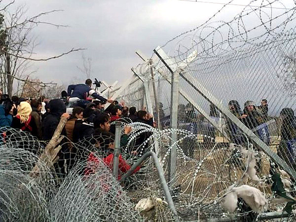 Ένταση στην Ειδομένη, πρόσφυγες προσπάθησαν να ρίξουν τον φράχτη [BINTEO]