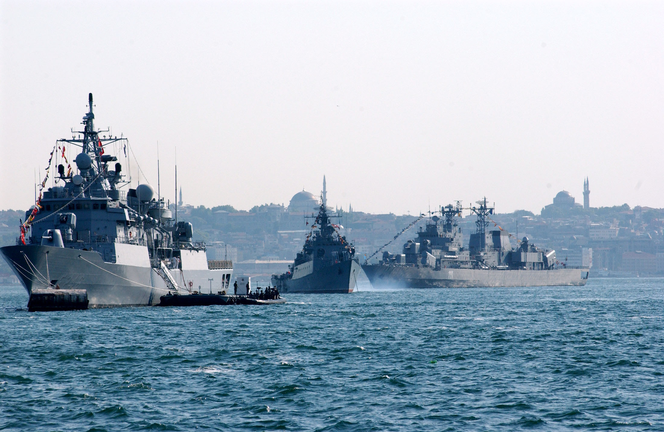 Η Άγκυρα απαγορεύει στα πλοία του ΝΑΤΟ να μπουν στα τουρκικά ύδατα