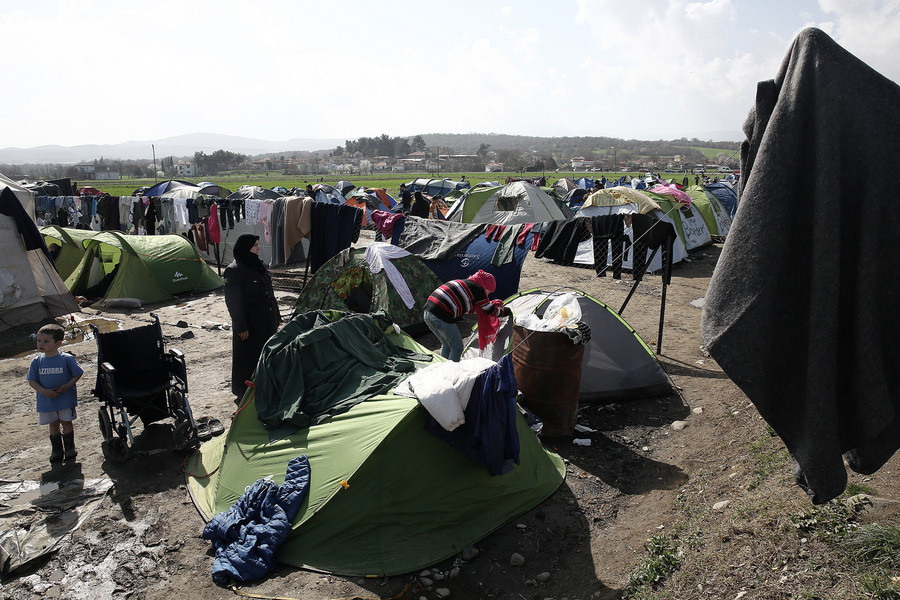 Με το σταγονόμετρο η ροή προσφύγων στην ΠΓΔΜ – 10.000 πρόσφυγες και μετανάστες στην Ειδομένη