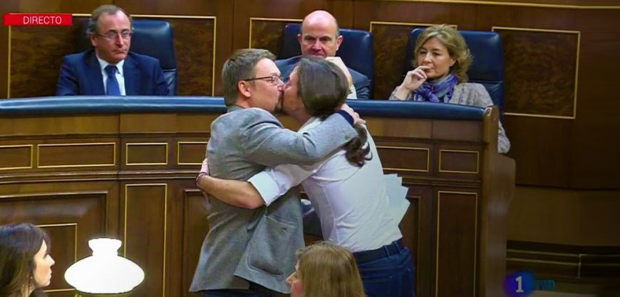 To θερμό φιλί του Πάμπλο Ιγκλέσιας σε βουλευτή των Podemos [ΒΙΝΤΕΟ]