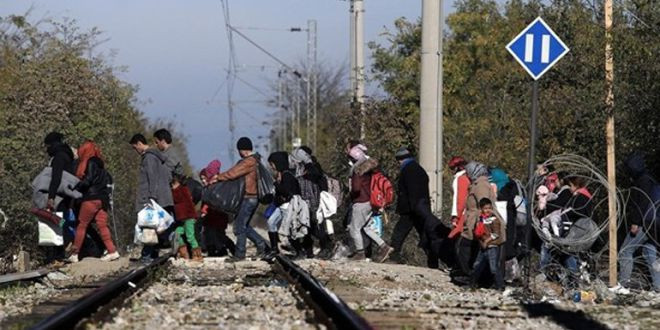 Πρόσφυγες κατέλαβαν τη σιδηροδρομική γραμμή στην Ειδομένη