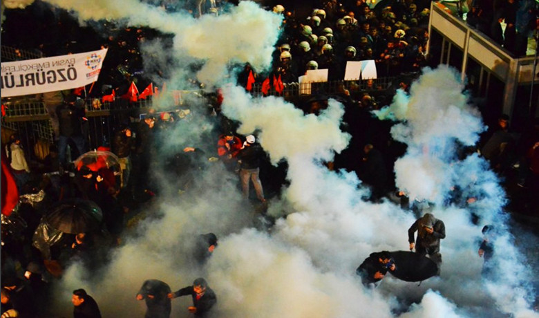 Ο Ερντογάν βάζει λουκέτο στην εφημερίδα Zaman: Εισβολή της αστυνομίας [Βίντεο]