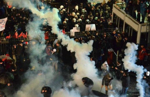 Κωνσταντινούπολη: Δακρυγόνα και πλαστικές σφαίρες έξω από τα γραφεία της Zaman [ΦΩΤΟ+ΒΙΝΤΕΟ]