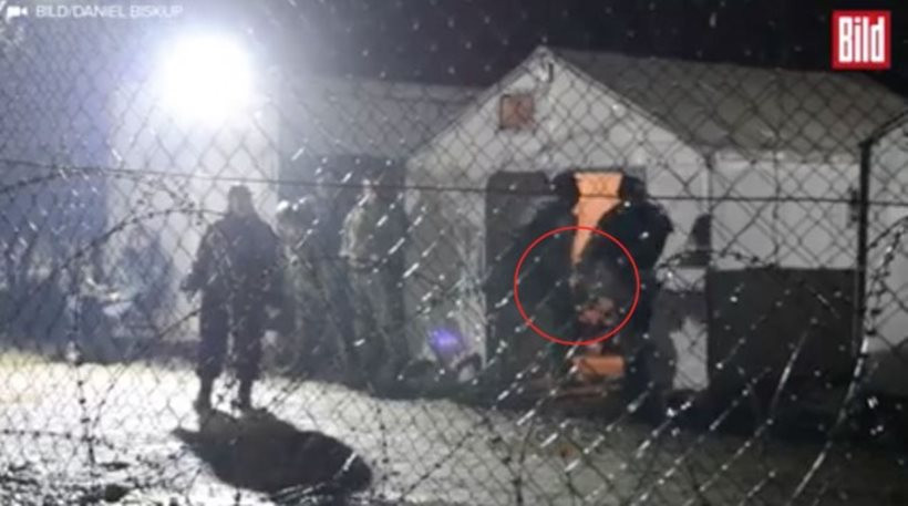 ΒΙΝΤΕΟ: Συνοριοφύλακας στα Σκόπια κλοτσάει πρόσφυγα επειδή… περνά από μπροστά του