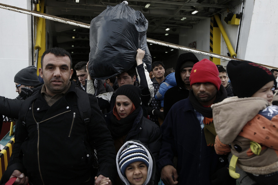 Ο πενταψήφιος αριθμός του δήμου Πειραιά για βοήθεια στους πρόσφυγες