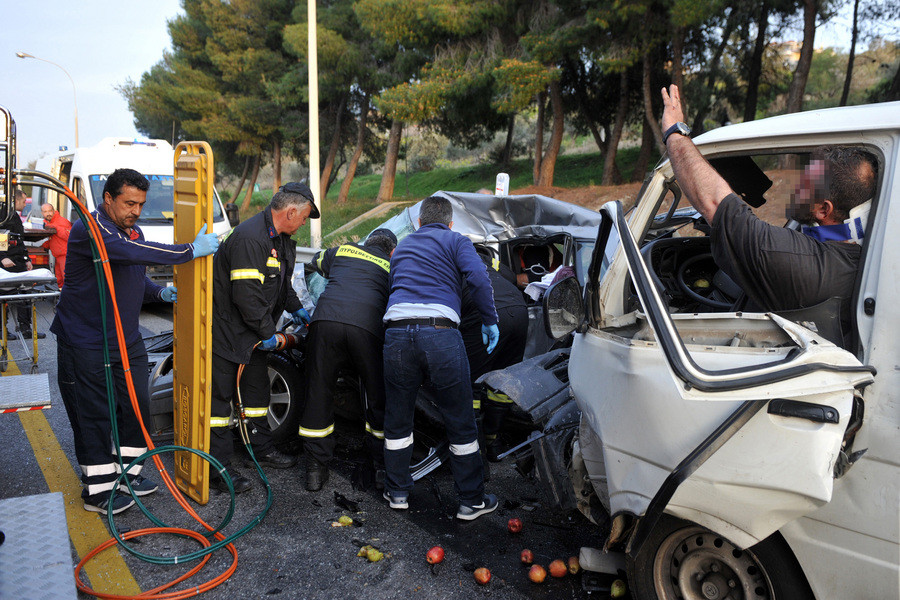 Σφοδρή σύγκρουση αυτοκινήτων στην Αθηνών – Πατρών [ΦΩΤΟ]