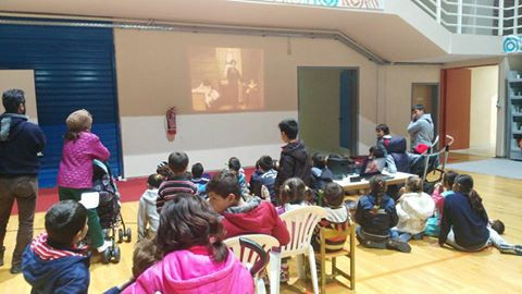 Αυτοσχέδιο σινεμά για τα προσφυγόπουλα έστησαν οι εθελοντές στην Κοζάνη