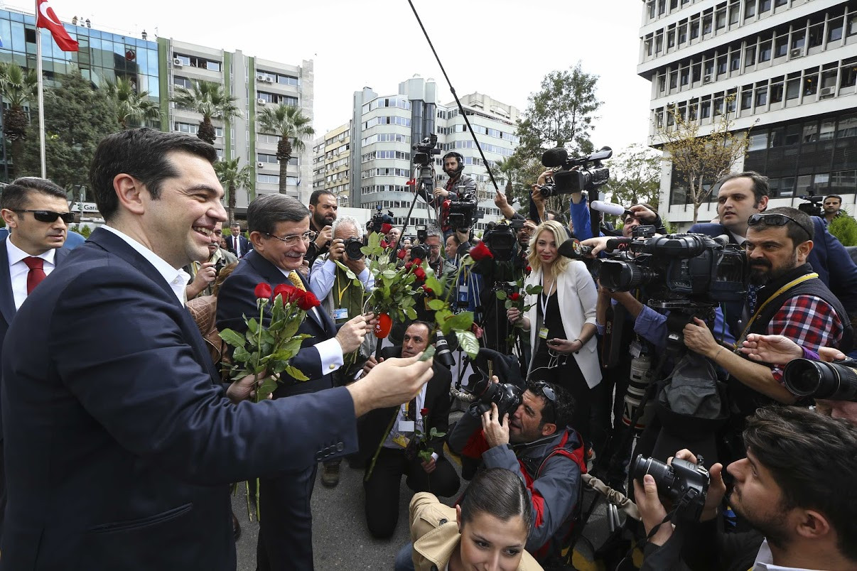Selfies και λουλούδια μοίρασε ο Τσίπρας στη Σμύρνη [ΦΩΤΟΓΡΑΦΙΕΣ και ΒΙΝΤΕΟ]