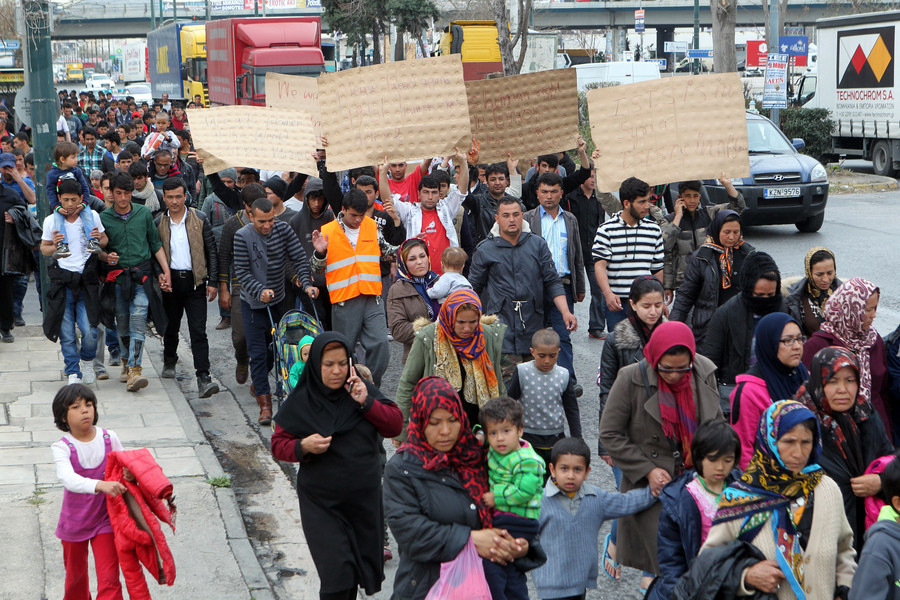 Πορεία προσφύγων από το Σχιστό στο Αλλοδαπών