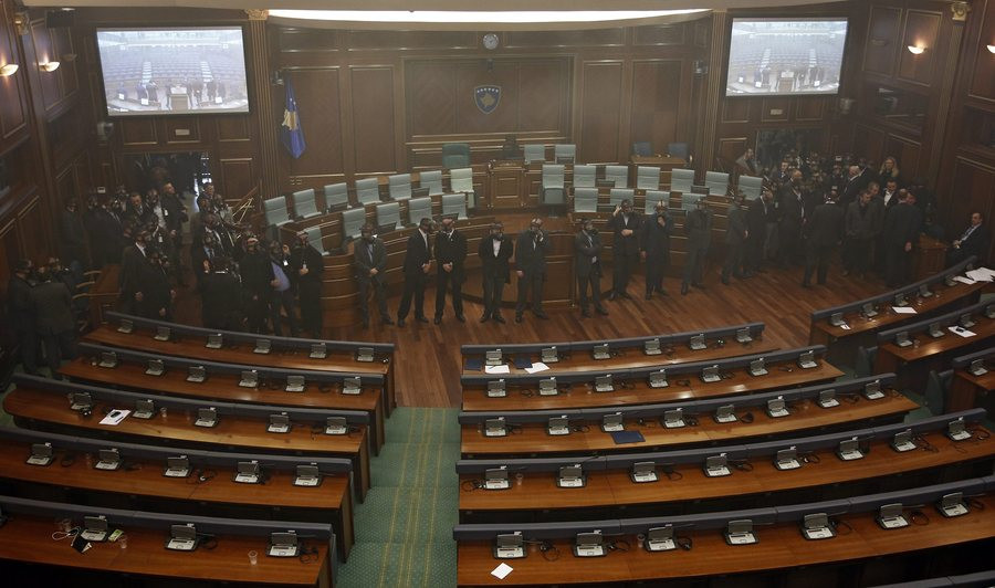 Κόσοβο: Θα πάρουν σαρωτή σώματος για να γλιτώσουν από τα δακρυγόνα στο κοινοβούλιο