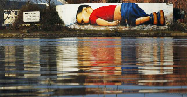 Ένα τεράστιο γκράφιτι για τον Αϊλάν στη Φρανκφούρτη: Μήνυμα σε όλους τους Γερμανούς
