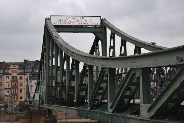 Αρχαία ελληνικά στη γέφυρα της Φρανκφούρτης: Γιατί η πόλη της ΕΚΤ διάλεξε στίχους από τον Όμηρο