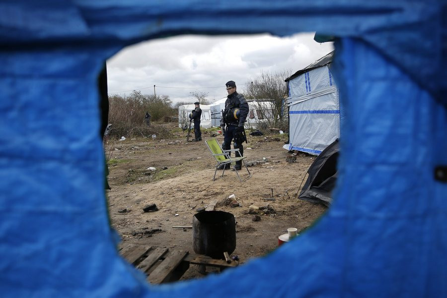 Γαλλία: Μεταμφιέστηκαν σε αστυνομικούς κι έκλεψαν πρόσφυγες