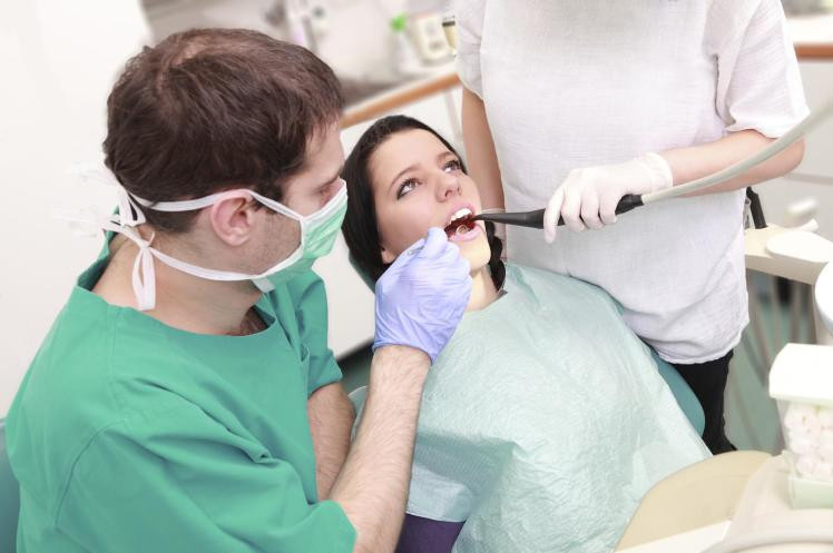 «Καμπανάκι» από τους οδοντίατρους για λεύκανση εκτός οδοντιατρείων