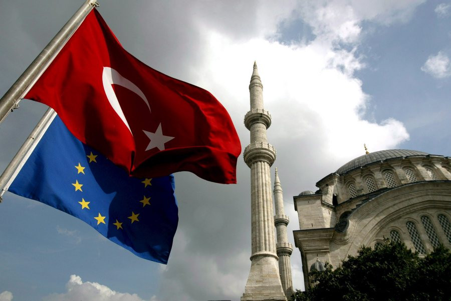 Ε.Ε. – Νταβούτογλου αναζητούν λύσεις και ο Ερντογάν τις πυρπολεί