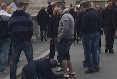 Εικόνες ντροπής: Οπαδός της Σπάρτα Πράγας ουρεί σε ζητιάνα στο κέντρο της Ρώμης [Βίντεο]