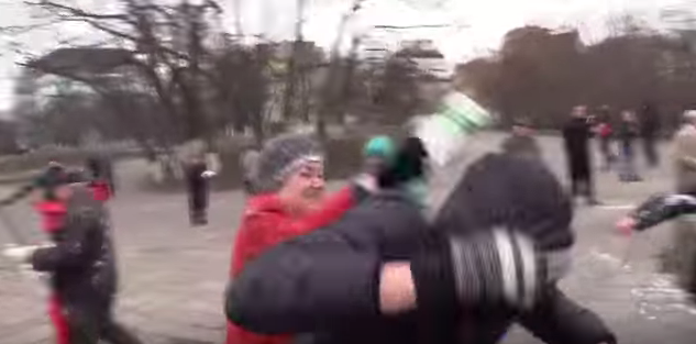 Στην Ουκρανία του Ποροσένκο: Νεοναζί επιτίθενται σε συγκέντρωση ηλικιωμένων [Βίντεο]