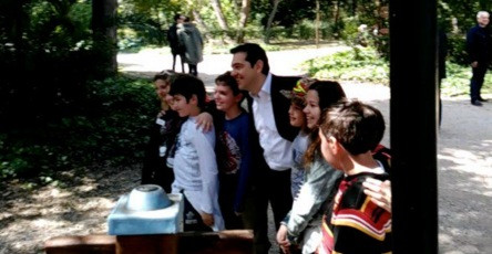 Η σέλφι του Τσίπρα με μαθητές στον Εθνικό Κήπο [ΒΙΝΤΕΟ]