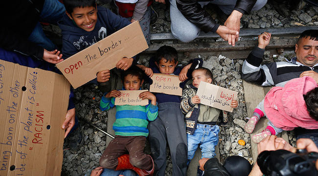 Πρόσφυγες διαμαρτύρονται στις σιδηροδρομικές γραμμές της Ειδομένης
