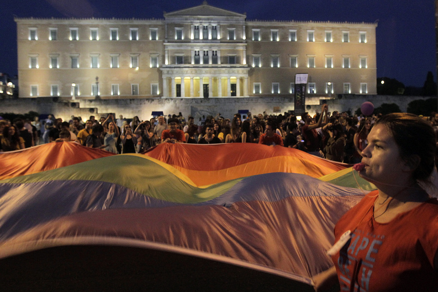 Συγκέντρωση ομοφυλόφιλων κατά του ρατσισμού έξω από τη Βουλή