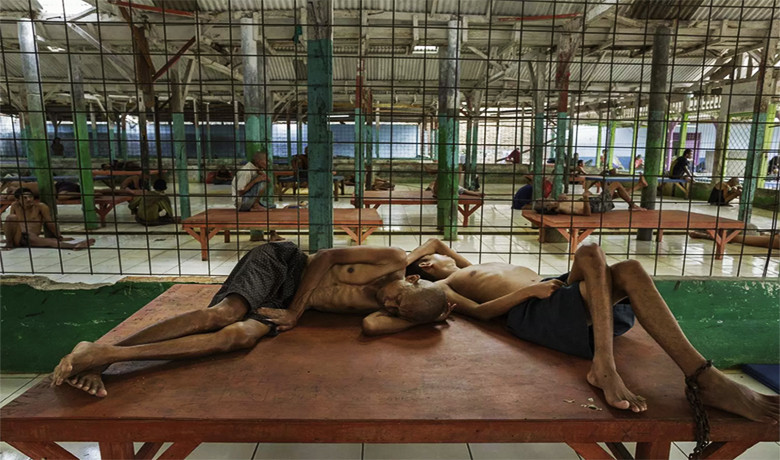 Χιλιάδες ψυχικά ασθενείς σε κλουβιά στην Ινδονησία [Βίντεο]