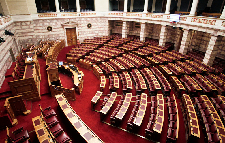 Αναβάλλεται λόγω Βρυξελλών η συζήτηση για τη διαπλοκή στη Βουλή