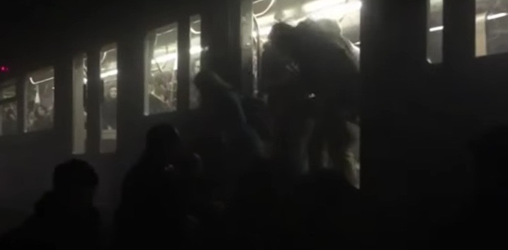 Η στιγμή που εκκενώνεται το βαγόνι του μετρό στις Βρυξέλλες – Πανικός στο σκοτάδι [ΒΙΝΤΕΟ]