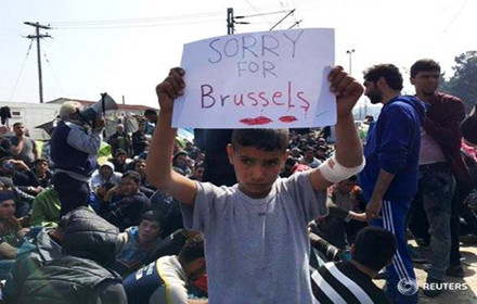 Προσφυγόπουλο στην Ειδομένη έστειλε το δικό του μήνυμα για τις επιθέσεις στις Βρυξέλλες