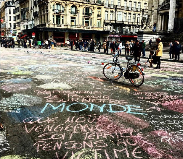 Οι πολίτες των Βρυξελλών γράφουν για την ειρήνη στους δρόμους [ΒΙΝΤΕΟ και ΦΩΤΟΓΡΑΦΙΕΣ]