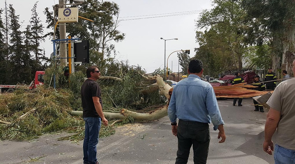 Σφοδρή κακοκαιρία πλήττει την Κρήτη – Σκοτώθηκε οδηγός από πτώση δέντρου