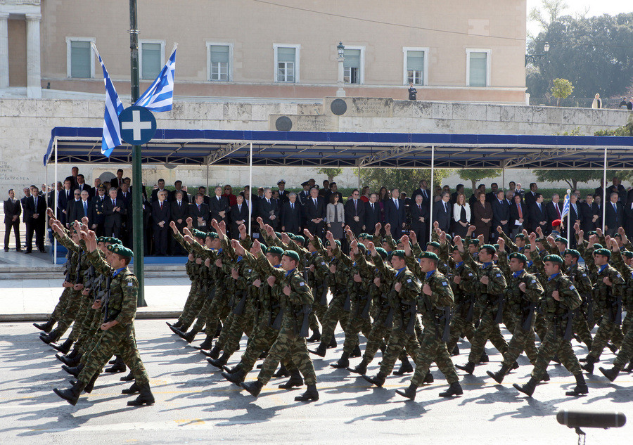 Στρατιωτική παρέλαση και κυκλοφοριακές ρυθμίσεις στο κέντρο της Αθήνας [Live]