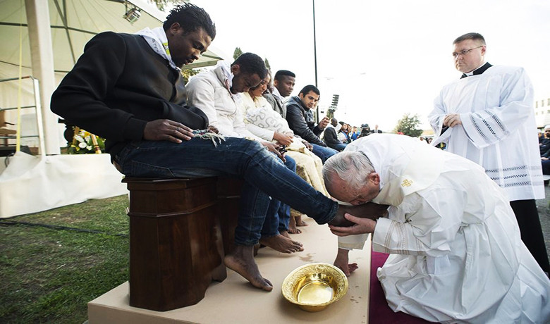 Ο Πάπας έπλυνε τα πόδια προσφύγων [Βίντεο]