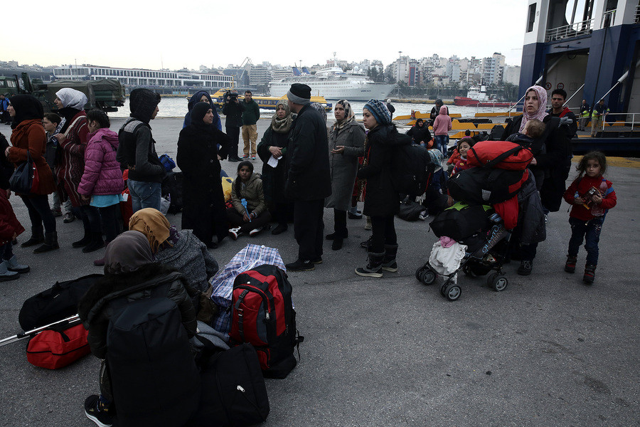 Mεταφορά προσφύγων από Πειραιά σε Κυλλήνη μετά τις χθεσινές συμπλοκές