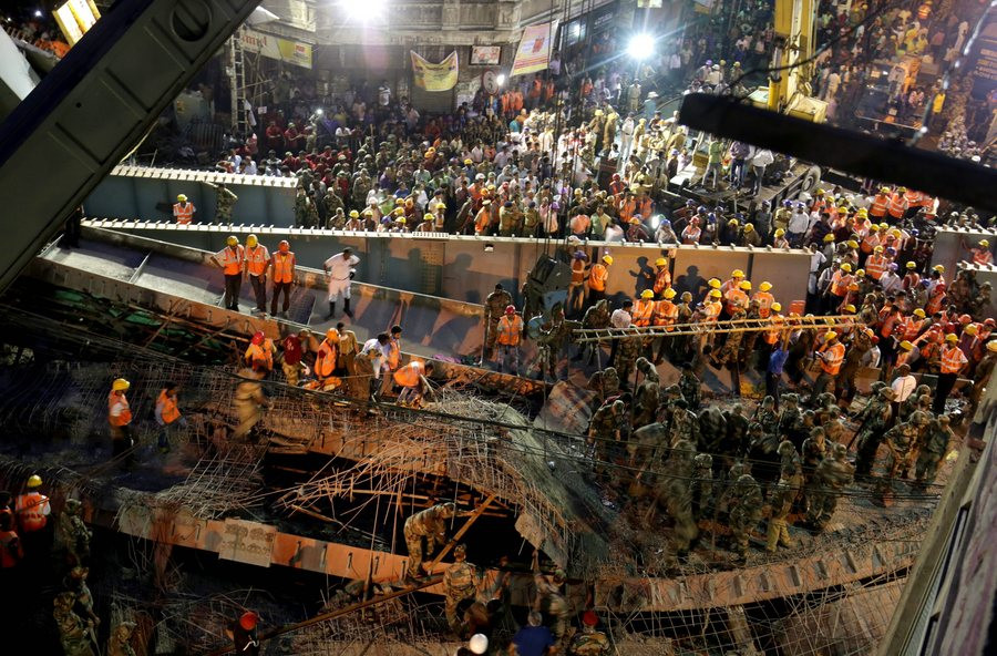 «Θεία παρέμβαση», λέει η κατασκευάστρια εταιρεία για την κατάρρευση γέφυρας στην Ινδία