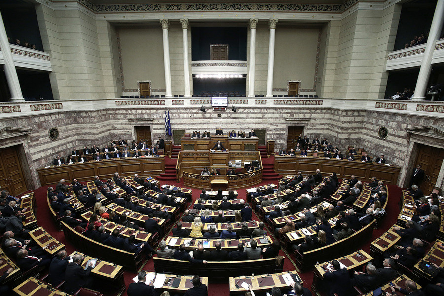 Εγκρίθηκε το νομοσχέδιο για το προσφυγικό: Ευρεία πλειοψηφία και δύο διαφοροποιήσεις στον ΣΥΡΙΖΑ